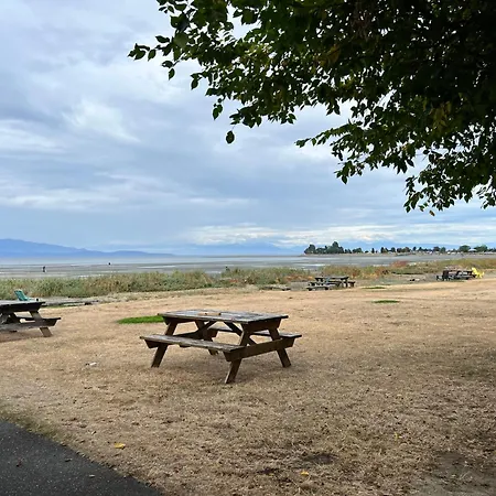 Sea Edge Motel Parksville Exterior photo